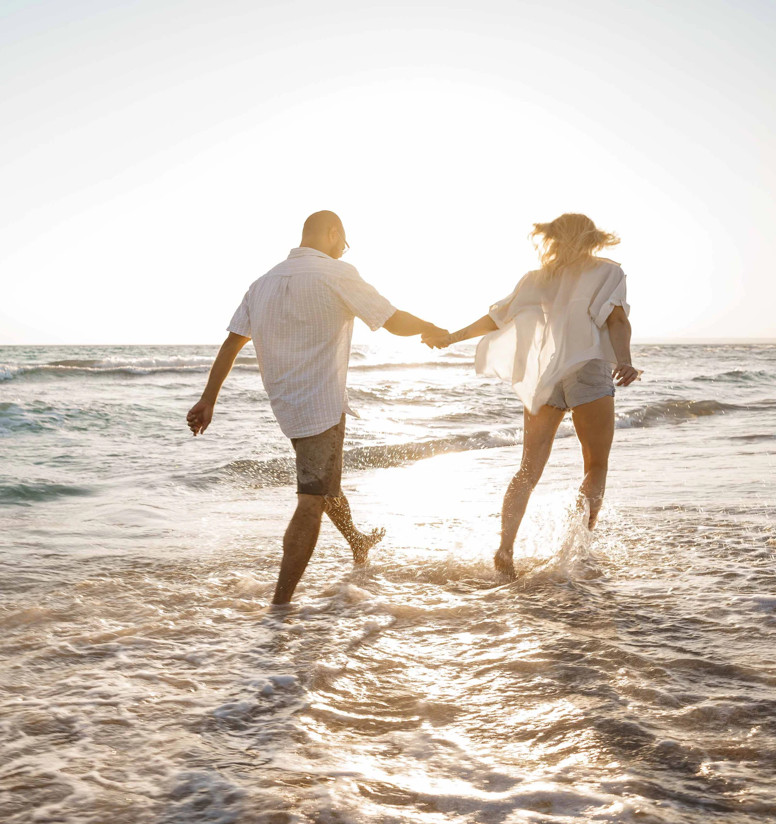 Pareja caminando junto al mar