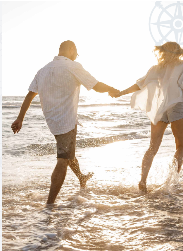 Pareja caminando junto al mar